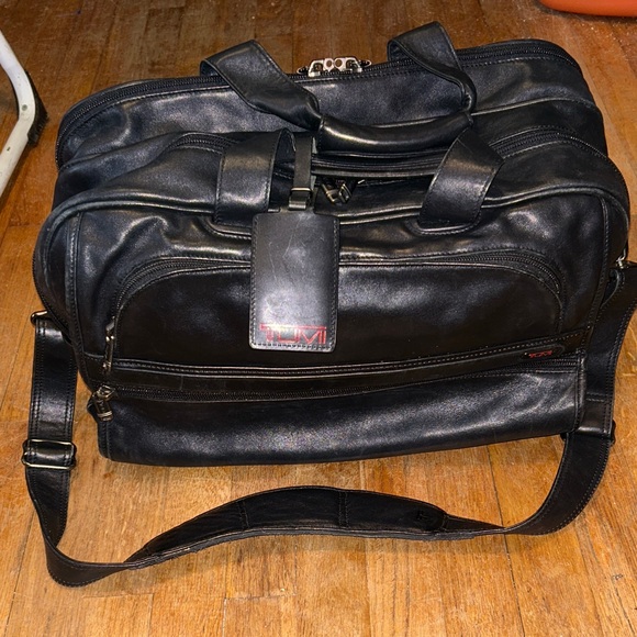 TUMI Black Leather Travel Bag 7 zip compartments and multiple holders - Picture 1 of 16